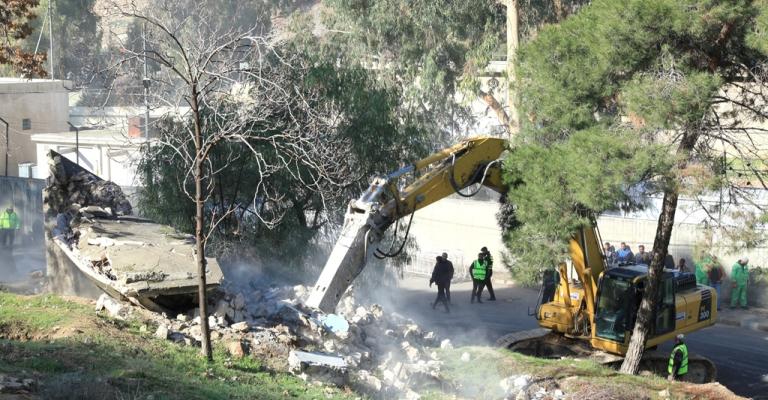 أمانة عمان تباشر بإزالة أبنية مهجورة آيلة للسقوط في منطقة ماركا