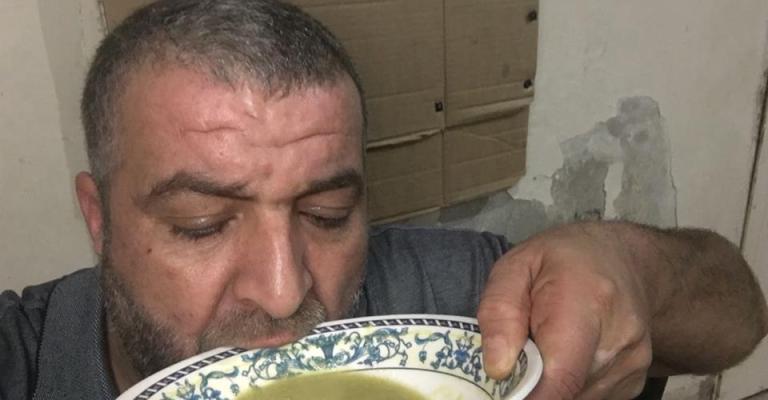 مصلوب على البلكونة