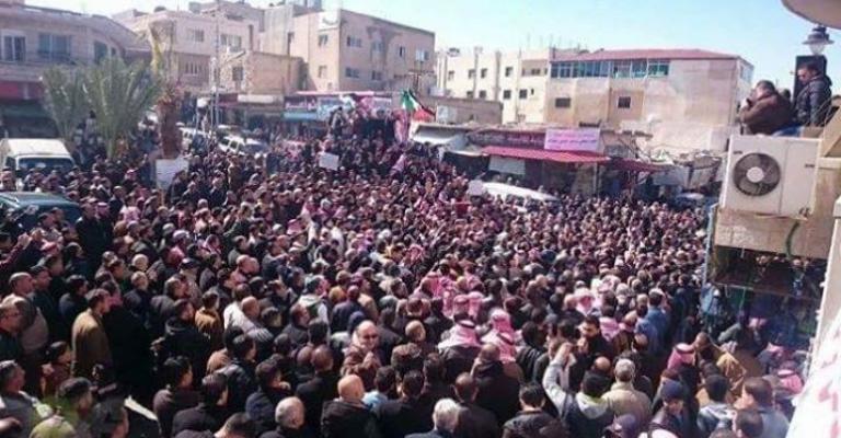 تواصل الاحتجاجات في الكرك على رفع الأسعار (شاهد) تواصل الاحتجاجات في الكرك على رفع الأسعار (شاهد)