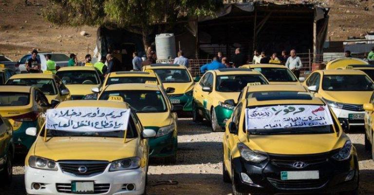 سائقو تاكسي يعتصمون أمام النواب احتجاجا على "التطبيقات" سائقو تاكسي يعتصمون أمام النواب احتجاجا على "التطبيقات"