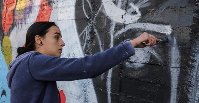 جدران عمان تنبض بألوان فنانات الغرافيتي