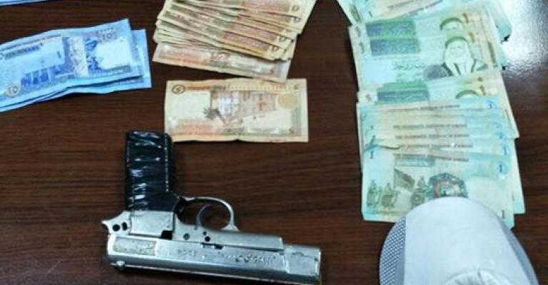 القبض على 3 اشخاص تورطوا بالسطو على محطة وقود بعمان القبض على 3 اشخاص تورطوا بالسطو على محطة وقود بعمان