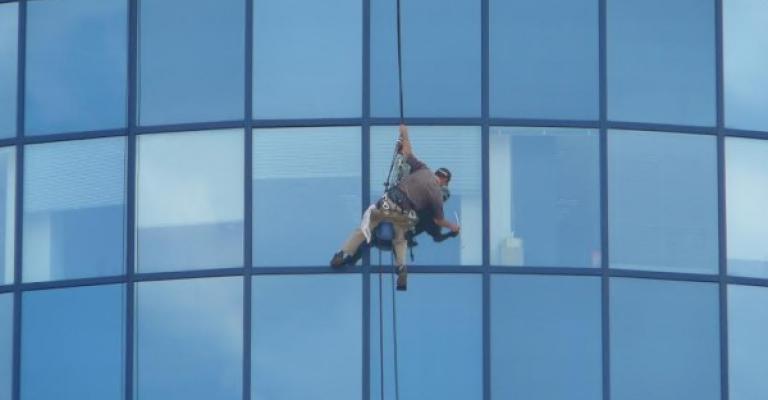 الضمان: مهنة تنظيف واجهات المباني الزجاجية والحجرية من المهن الخطرة الضمان: مهنة تنظيف واجهات المباني الزجاجية والحجرية من المهن الخطرة