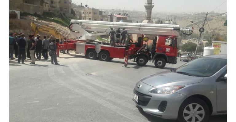 الدفاع المدني يتعامل مع انهيار سور استنادي في ماركا الدفاع المدني يتعامل مع انهيار سور استنادي في ماركا