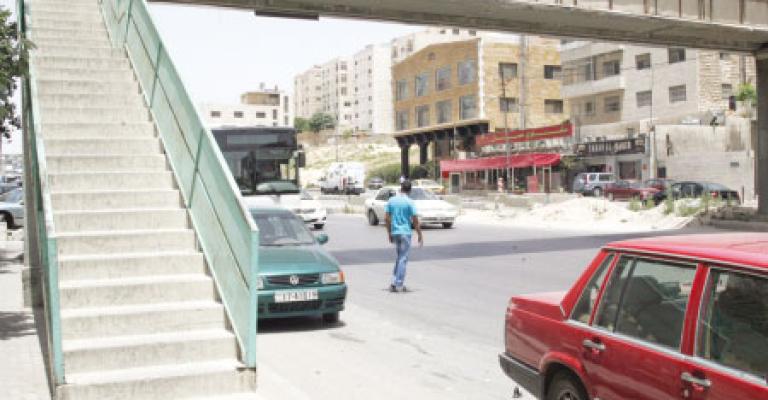 انتبه! فوق رأسك جسر مشاة