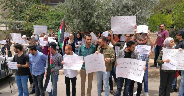 خريجو الإعلام يطالبون بالانتساب لنقابة الصحفيين خريجو الإعلام يطالبون بالانتساب لنقابة الصحفيين