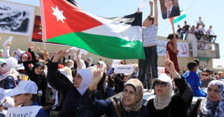 موظفو الأنروا يطالبون بزيادة رواتبهم "المتآكلة" موظفو الأنروا يطالبون بزيادة رواتبهم "المتآكلة"