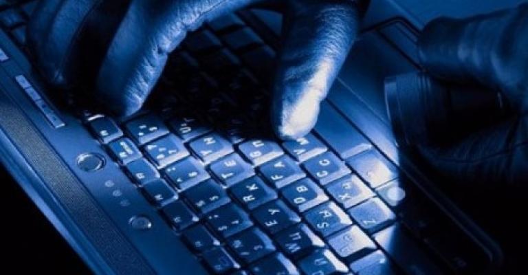 القبض على شخصين قاما بتداول تغريدة مفبركة للملك القبض على شخصين قاما بتداول تغريدة مفبركة للملك