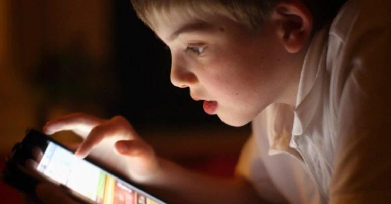 كيف تكتشف أن طفلك مدمن على الهاتف المحمول؟ كيف تكتشف أن طفلك مدمن على الهاتف المحمول؟