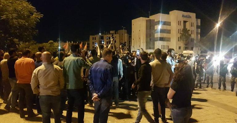 احتجاجات وإغلاق طرق رفضا لسياسات الحكومة (شاهد) احتجاجات وإغلاق طرق رفضا لسياسات الحكومة (شاهد)