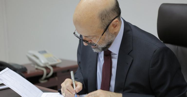 الرزاز يعلن عن الإعلان عن حزمة قرارات حكومية الرزاز يعلن عن الإعلان عن حزمة قرارات حكومية