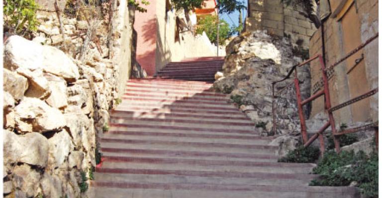 الأمانة تواصل تأهيل 100 درج في عمان الأمانة تواصل تأهيل 100 درج في عمان