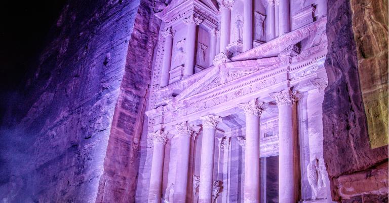 البترا تستقبل زوارها على أضواء الشموع