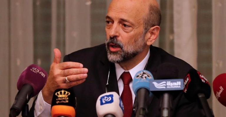 الرزاز يطمئن نوابا إسلاميين: "لست علمانيا" الرزاز يطمئن نوابا إسلاميين: "لست علمانيا"