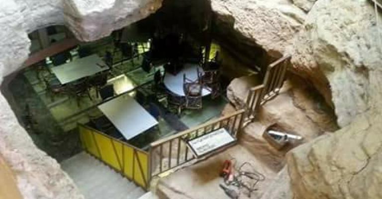 أردني يحول كهفا عمره 65 مليون سنة الى مطعم أردني يحول كهفا عمره 65 مليون سنة الى مطعم