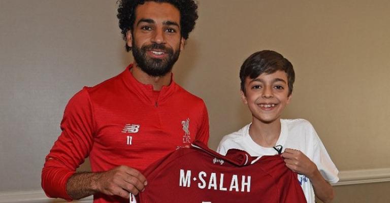 محمد صلاح يحقق حلم طفل سوري يعاني من المرض (شاهد)