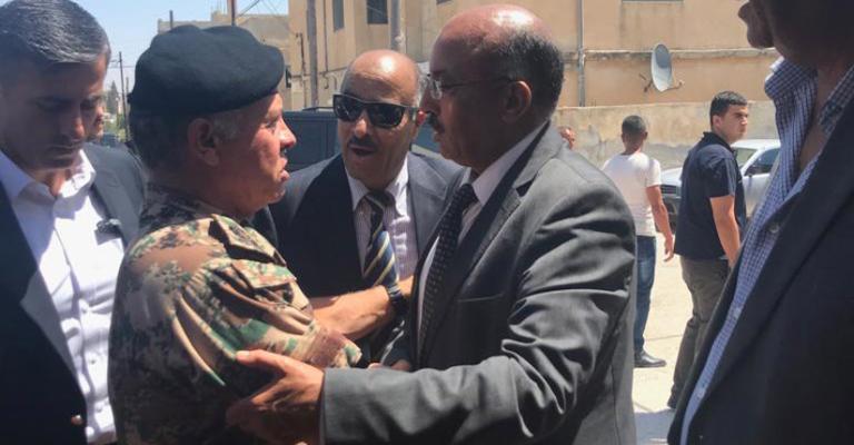 الملك يقدم واجب العزاء بالشهيد أحمد الزعبي في الرمثا الملك يقدم واجب العزاء بالشهيد أحمد الزعبي في الرمثا