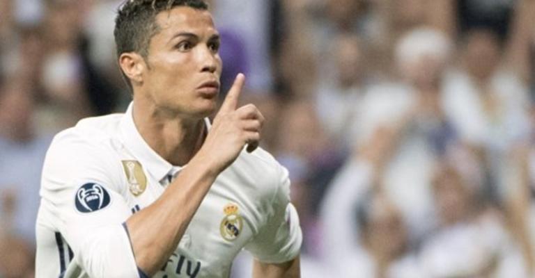 شاهد كيف هزم كريستيانو رونالدو أشهر حراس المرمى