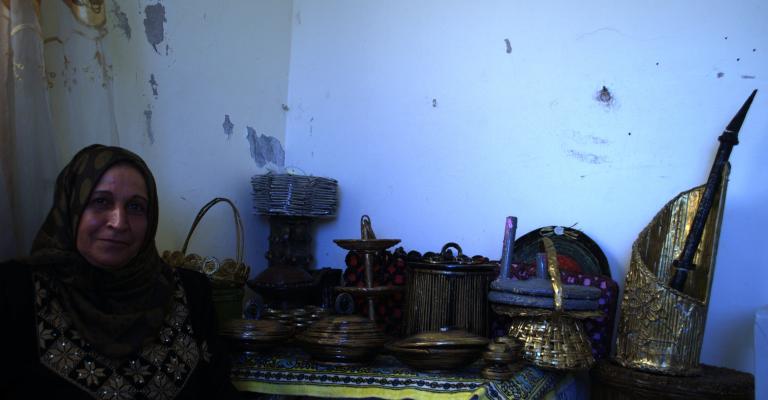 فن اعادة استخدام "الجرائد" مصدر دخل لعائلات سورية