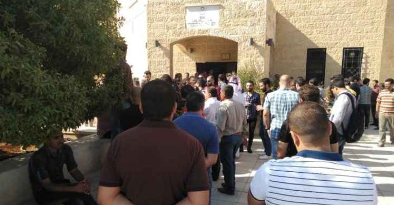 مواطنون يطردون الفريق الوزاري من الزرقاء مواطنون يطردون الفريق الوزاري من الزرقاء