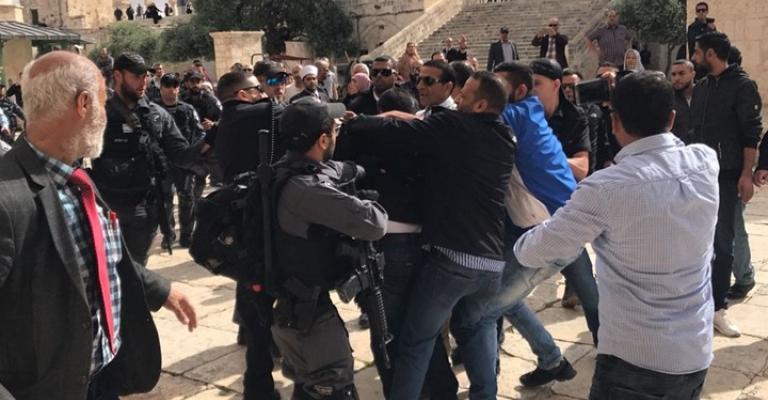 مستوطنون يقتحمون الأقصى بحراسة قوات الاحتلال مستوطنون يقتحمون الأقصى بحراسة قوات الاحتلال