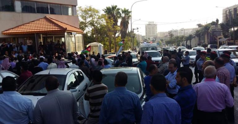 اعتصام لموظفي البلديات امام الوزارة اعتصام لموظفي البلديات امام الوزارة