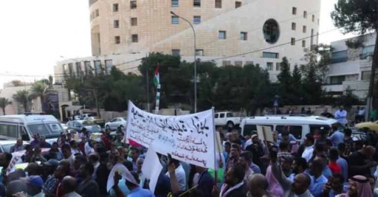 موظفو بلديات يبدأون إضرابا مفتوحا عن العمل موظفو بلديات يبدأون إضرابا مفتوحا عن العمل