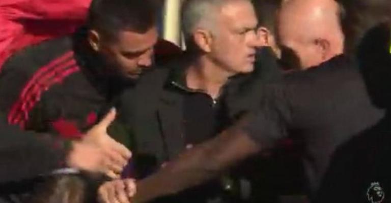 شاهد.. مورينيو يشتبك مع الجهاز الفني لتشيلسي