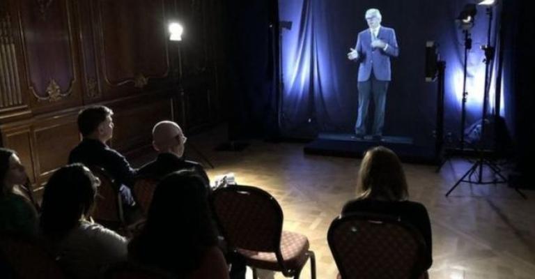 تقنية "هولوغرام" تجسد أساتذة جامعيين أمام طلبتهم بدون حضورهم تقنية "هولوغرام" تجسد أساتذة جامعيين أمام طلبتهم بدون حضورهم