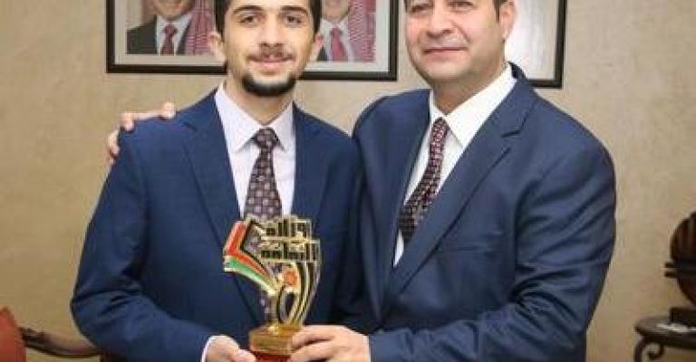 تكريم الطالب الفائز بمسابقة تحدي القراءة تكريم الطالب الفائز بمسابقة تحدي القراءة