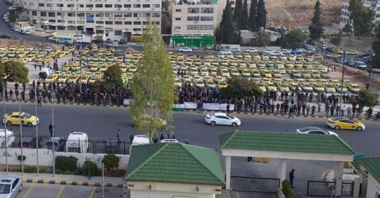 سائقو التكسي الأصفر يعتصمون احتجاجا على "التطبيقات"