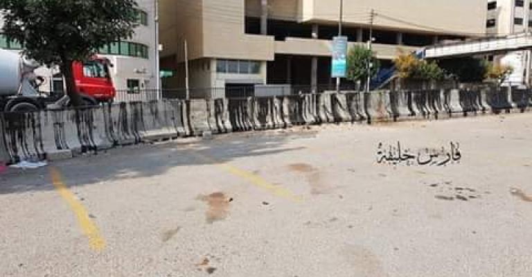 مجهولون يسكبون "الزفتة" بمحيط رئاسة الحكومة مجهولون يسكبون "الزفتة" بمحيط رئاسة الحكومة