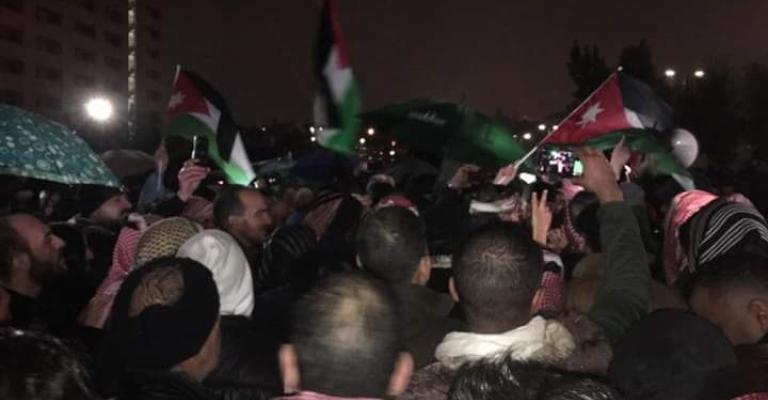 محتجون يعتصمون في محيط الرابع ويطالبون برحيل الحكومة (شاهد)