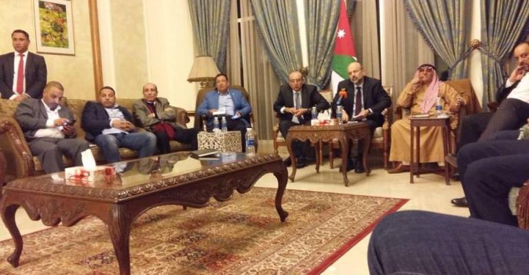 ماذا درا بين الرزاز وناشطين (فيديو) ماذا درا بين الرزاز وناشطين (فيديو)