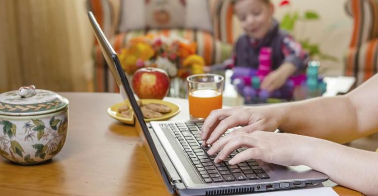 أن تعمل من منزلك بالبيجامة.. كيف يؤثر العمل الحر على صحتك النفسية؟ أن تعمل من منزلك بالبيجامة.. كيف يؤثر العمل الحر على صحتك النفسية؟