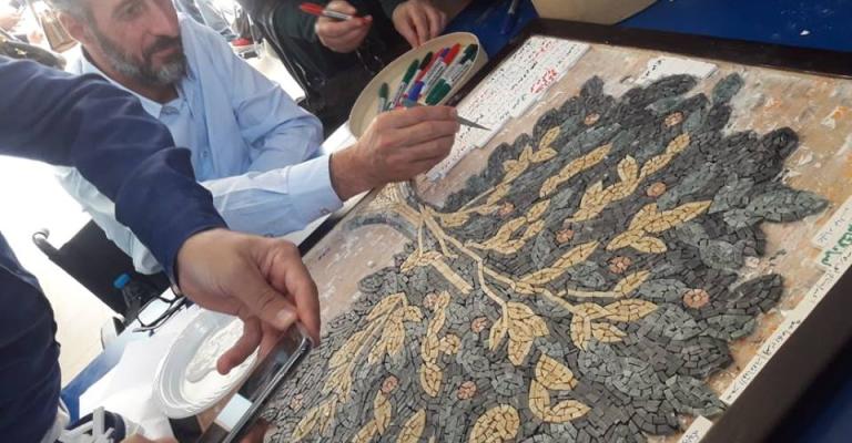 لوحات الفسيفساء بآيادي سورية وأردنية في مشروع حرفي مشترك