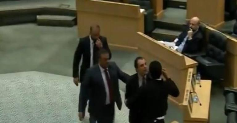 مواطن يقتحم قبة البرلمان للوصول إلى الرزاز (فيديو) مواطن يقتحم قبة البرلمان للوصول إلى الرزاز (فيديو)