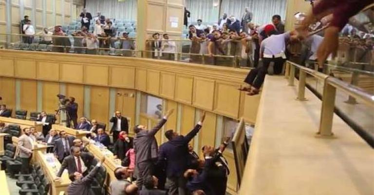 شاب يحاول القفز من شرفات مجلس النواب