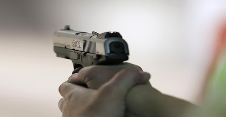 شاهد يطلق النار على موقوف (بتهمة القتل) في محكمة الجنايات الكبرى