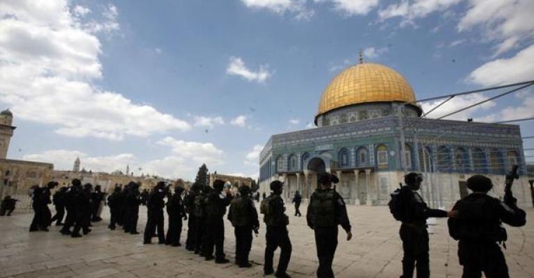 مستوطنون متطرفون يقتحمون باحات الاقصى