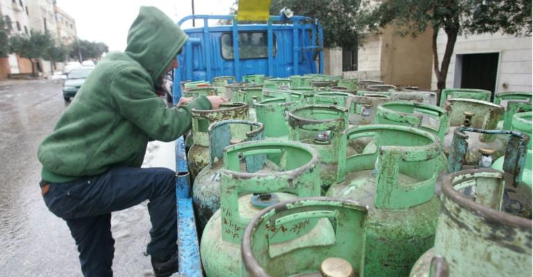 الحكومة تؤكد توفر المواد الغذائية والمحروقات بكميات كافية