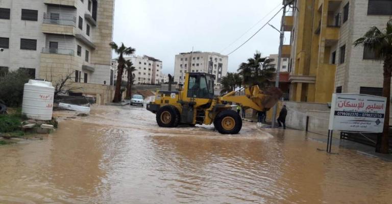 الأمانة: إنجراف الأتربة من جبل الجوفة أدى لإغلاق المناهل في شارع قريش