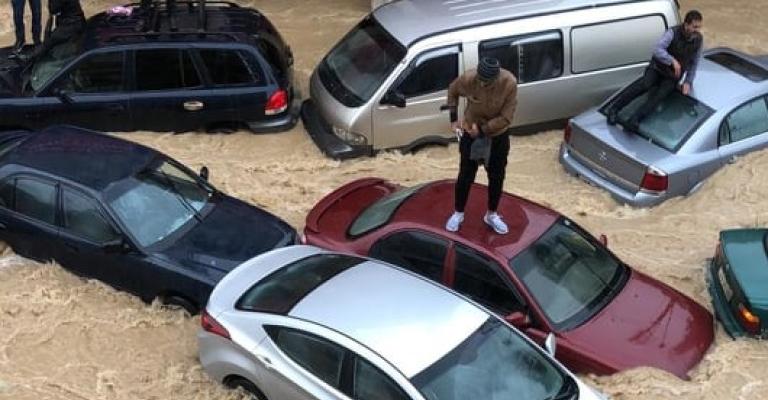 غرق شوارع في وسط البلد عمان (فيديو) غرق شوارع في وسط البلد عمان (فيديو)