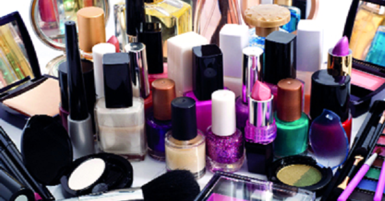 سيدة سورية تغلبت على ظروف اللجوء بصالون منزلي