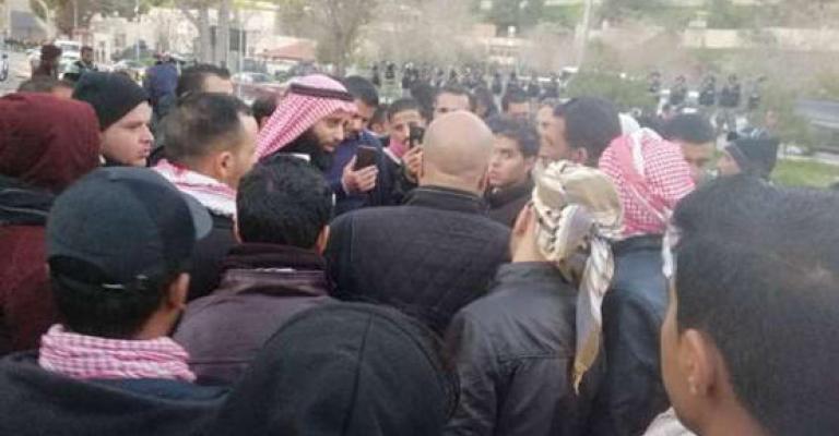 فريق حكومي يلتقي المتعطلين عن العمل أمام الديوان الملكي