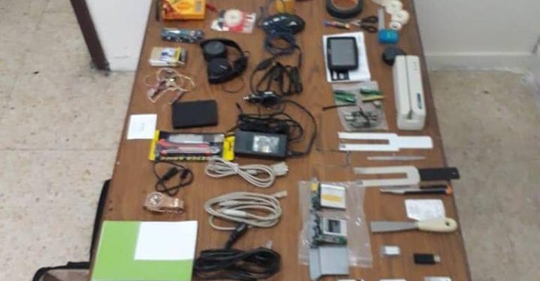 البحث الجنائي يضبط شخصين حاولا تركيب أجهزة ماسحة على صرافات آلية