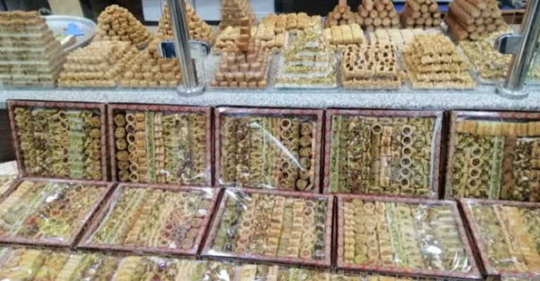 سوري وأردني يحولان التحديات إلى فرص في محل حلويات