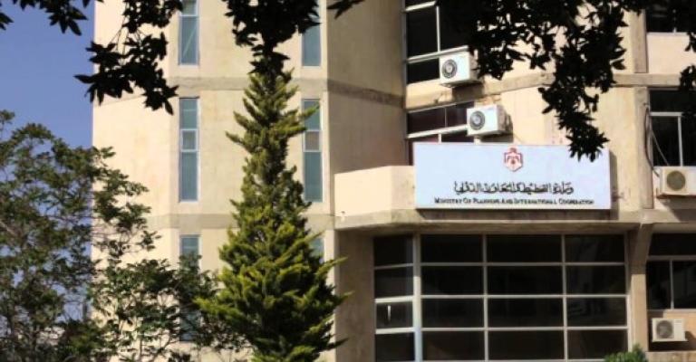 «التخطيط» تكشف تلاعباً برواتب الموظفين وإحالة المتورطين للنائب العام