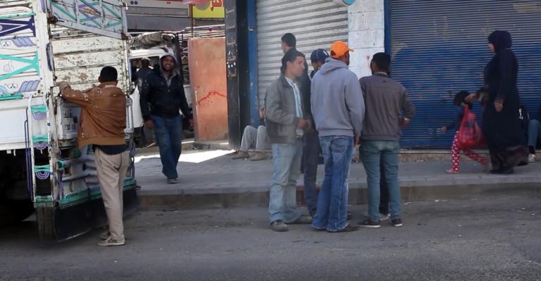 سماسرة يتحكمون بالسوق الأسود وضحاياهم عمُال مهاجرون