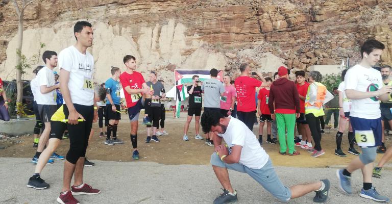 لاجئون سوريون يشاركون في سباق تتابع الركض من البحر الميت إلى البحر الأحمر.